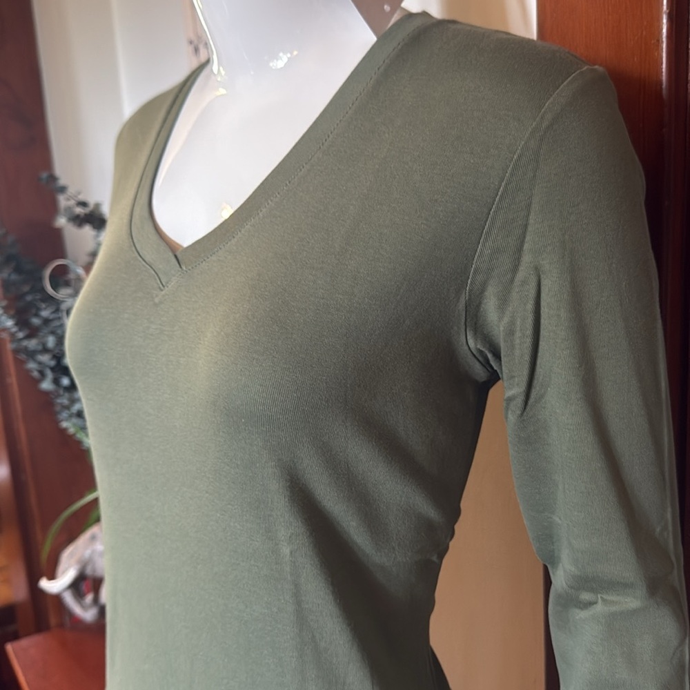 NWT northern reflections size small Olive Green V-Neck Long Sleeve Top